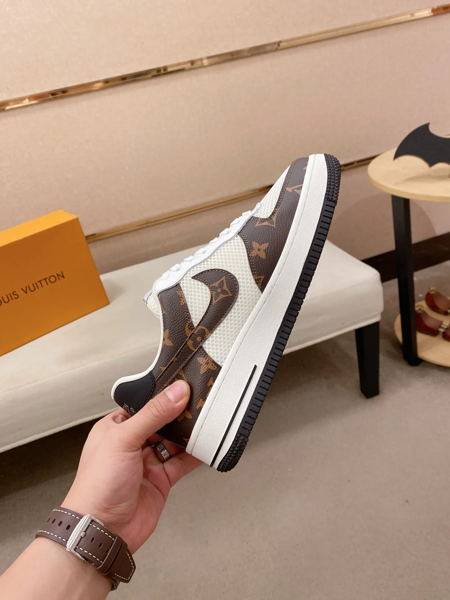 Men's shoes💰 440💰Louis Vuitton (Louis Vuitton/LV) top 🔍🔍 new models are on sale at the same time, the upper 🇮🇹 imported Italian first-layer cowhide, fully imported mesh breathable lining 💪💪, completely 1⃣️compared 1⃣️Reproduction🇮🇹💪💪, ⚠Sole: The original sole is specially provided by the original factory, the exclusive movable molded sole is super comfortable, ⚠Original factory follow-up goods, 🔍🔍high quality, you can enter and leave the counter at will, welcome to compare⚠. Code number: 38-44. Can be customized for 45 non-refundable!
